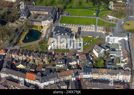 Luftbild, Stadtverwaltung Rathaus Stadt Dinslaken, Kathrin-Türks-Halle Theater, Parkanlage und Ententeich mit Wasserfontäne, Dinslaken, Nordrhein-Westfalen, Deutschland ACHTUNGxMINDESTHONORARx60xEURO *** Stockfoto