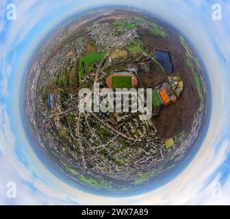 Luftbild, Fußballstadion und Leichtathletistadion am Freibad des TV Jahn Hiesfeld, Fußballstadion Veilchen Arena und Tennisplätze mit Baustelle, Tennishalle Jahn Hiesfield mit Solardach, Erdkugel, Fisheye Aufnahme, Fischaugen Aufnahme, 360 Grad Aufnahme, winzige Welt, kleiner Planet, Fisheye Bild, Hiesfeld, Dinslaken, Niederrhein, Nordrhein-Westfalen, Deutschland ACHTUNGxMINDESTHONORARx60xEURO *** Luftsicht, Fußballstadion und Leichtathletikstadion am Freibad von TV Jahn Hiesfeld, Fußballstadion Veilchen Arena und Tennisplätze mit Baustelle, Tennishalle Jahn Hiesfield mit Stockfoto