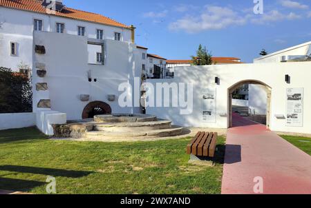 Dukes Mill Park, Moinho dos Duques, erhaltene Überreste der alten Wassermühlen und Bäckereien am Rande der Altstadt, Torres Novas, Portugal Stockfoto