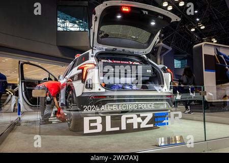 New York, USA. März 2024. Ein rein elektrisches Polizeifahrzeug von 2024, der Blazer von General Motors, wird auf der New York International Auto Show am 27. März 2024 im Jacob Javits Convention Center in New York ausgestellt. Die Veranstaltung wurde im November 1900 eröffnet und ist die älteste und größte Autoshow Nordamerikas. (Kreditbild: © Michael Nigro/Pacific Press via ZUMA Press Wire) NUR REDAKTIONELLE VERWENDUNG! Nicht für kommerzielle ZWECKE! Stockfoto