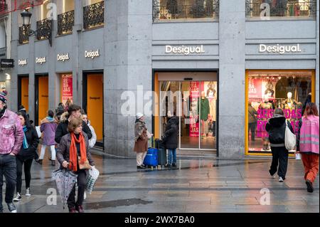 Fußgänger laufen am spanischen Bekleidungsgeschäft Desigual in Spanien vorbei. Stockfoto