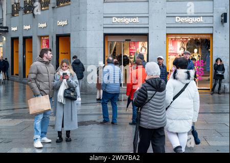 Fußgänger laufen am spanischen Bekleidungsgeschäft Desigual in Spanien vorbei. Stockfoto