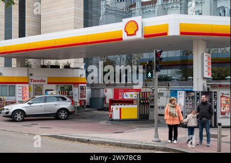 Neben der globalen Gruppe von Energie- und Petrochemieunternehmen, Shell Oil Company, der Gas- und Ölstation in Spanien, ist eine Familie zu sehen. Stockfoto