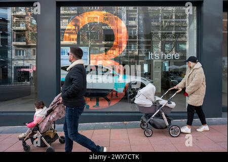 Madrid, Spanien. März 2024. Fußgänger spazieren am schwedischen Elektrofahrzeug-Hersteller Polestar in Spanien vorbei. (Foto: Xavi Lopez/SOPA Images/SIPA USA) Credit: SIPA USA/Alamy Live News Stockfoto