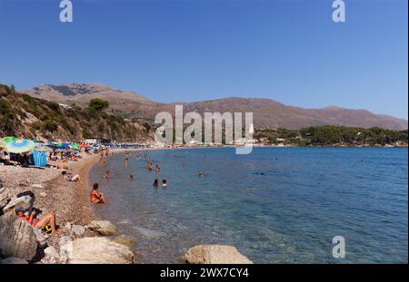 Castellammare del Golfo, Italien - 31. Juli 2023: Blick auf den Strand Guidaloca und die ruhigen Gewässer des Golfs von Castellammare, Scopello, Trapani, SIC Stockfoto