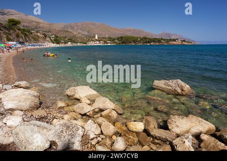 Blick auf den Strand Guidaloca und die ruhigen Gewässer des Golfs von Castellammare, Scopello, Trapani, Sizilien Stockfoto