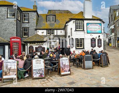 Al Fresco Kunden, Gäste und Trinker vor dem „Sloop Inn“, einem der ältesten Gasthäuser in Cornwall (ca. 1312), St. Ives, Cornwall, England, Großbritannien Stockfoto