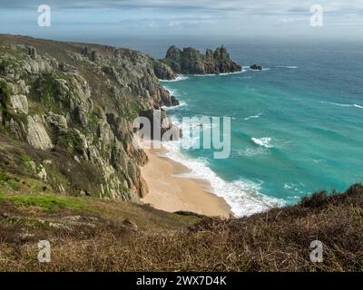 Pedn Vounder Beach und Logan Rock Landzunge vom South Cornwall Coastal Path in der Nähe von Porthcurno in Spring, Cornwall, England, Großbritannien Stockfoto