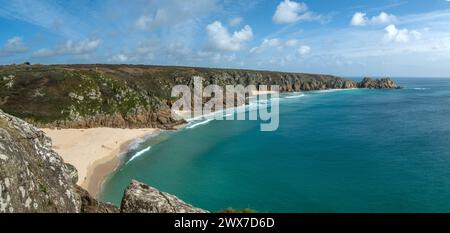 Panoramablick auf die südkornische Küste vom Strand Porth Curno zur Landzunge Logan Rock, Porthcurno, Cornwall, England, Großbritannien Stockfoto