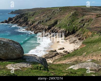 Kleiner Sandstrand von Porth Chapel Cove in der Nähe von Porthcurno, South Cornwall, England, Großbritannien Stockfoto