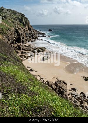 Kleiner Sandstrand in Porth Chapel Cove in der Nähe von Porthcurno, South Cornwall, England, Großbritannien Stockfoto