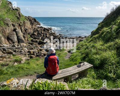 Sitzplatz mit Blick auf die Porthgwarra Cove am südkornischen Küstenpfad im März, Cornwall, England, Großbritannien Stockfoto