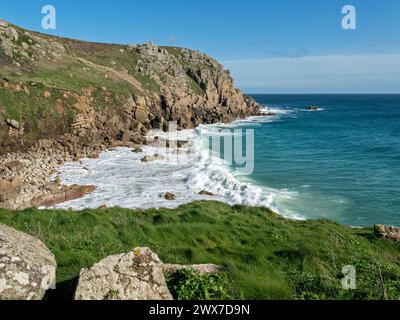 Wellen und Surfen in Porth Chapel Cove bei Porthcurno, South Cornwall, England, Großbritannien Stockfoto