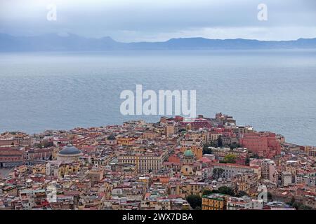 Aus der Vogelperspektive von Neapel in Italien mit einigen Sehenswürdigkeiten (z. B. der Basilika reale pontificia di San Francesco di Paola, der Santa Maria degli Angeli a Pizzo) Stockfoto