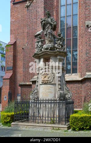 Denkmal für den Heiligen Johannes von Nepomuk, geschaffen 1723 von Jan Jerzy Urbanski gegenüber der St. Matthäus-Kirche in Breslau, Polen. Stockfoto