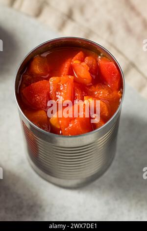 Rohe Bio-Tomaten in Dosen zum Kochen Stockfoto