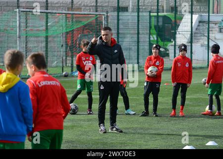 Kiew, Ukraine. März 2024. Jugendliche des FC Lokomotyv Kiew trainieren auf dem Fußballfeld während des Besuchs der Bürgermeisterin von Paris, Anne Hidalgo, im Stadion. Die Bürgermeisterin von Paris, Anne Hidalgo, besuchte Kiew und besuchte den FC Lokomotiv Kiew, dessen Sportkomplex durch einen russischen Raketenangriff am 23. Januar 2024 beschädigt wurde. Der Bürgermeister beobachtete, wie die Spieler verschiedener Altersgruppen auf dem Spielfeld trainieren, und machte am Ende ein gemeinsames Foto mit den Fußballspielern. Quelle: SOPA Images Limited/Alamy Live News Stockfoto