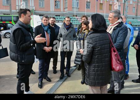 Kiew, Ukraine. März 2024. Der Direktor des Vereins, Oleksandr Egorov, erzählt der Bürgermeisterin von Paris, Anne Hidalgo, von dem tragischen Tag am 23. Januar 2024, an dem eine Rakete den Sportkomplex traf. Die Bürgermeisterin von Paris, Anne Hidalgo, besuchte Kiew und besuchte den FC Lokomotiv Kiew, dessen Sportkomplex durch einen russischen Raketenangriff am 23. Januar 2024 beschädigt wurde. Der Bürgermeister beobachtete, wie die Spieler verschiedener Altersgruppen auf dem Spielfeld trainieren, und machte am Ende ein gemeinsames Foto mit den Fußballspielern. Quelle: SOPA Images Limited/Alamy Live News Stockfoto