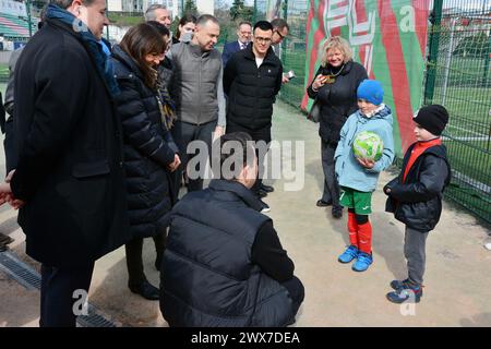 Kiew, Ukraine. März 2024. Der Direktor des Vereins, Oleksandr Egorov, erzählt der Bürgermeisterin von Paris, Anne Hidalgo, von dem tragischen Tag am 23. Januar 2024, an dem eine Rakete den Sportkomplex traf. Die Bürgermeisterin von Paris, Anne Hidalgo, besuchte Kiew und besuchte den FC Lokomotiv Kiew, dessen Sportkomplex durch einen russischen Raketenangriff am 23. Januar 2024 beschädigt wurde. Der Bürgermeister beobachtete, wie die Spieler verschiedener Altersgruppen auf dem Spielfeld trainieren, und machte am Ende ein gemeinsames Foto mit den Fußballspielern. Quelle: SOPA Images Limited/Alamy Live News Stockfoto