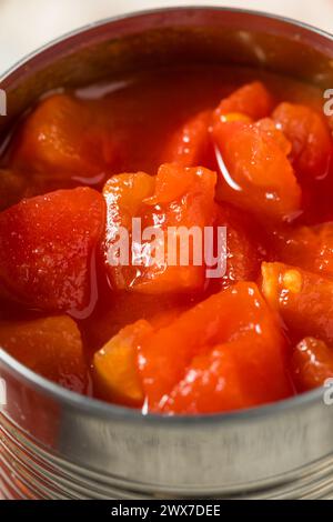 Rohe Bio-Tomaten in Dosen zum Kochen Stockfoto