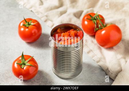 Rohe Bio-Tomaten in Dosen zum Kochen Stockfoto