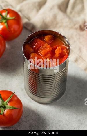 Rohe Bio-Tomaten in Dosen zum Kochen Stockfoto