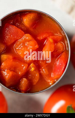 Rohe Bio-Tomaten in Dosen zum Kochen Stockfoto