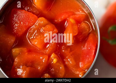 Rohe Bio-Tomaten in Dosen zum Kochen Stockfoto