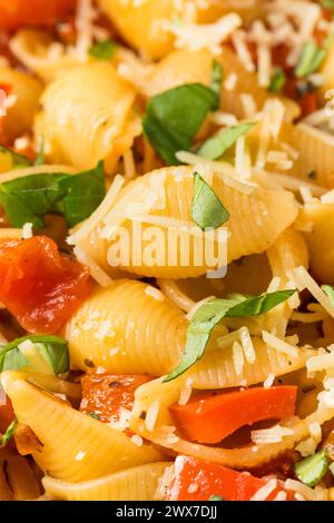 Italienische hausgemachte Chonchiglie-Pasta mit Tomaten und Basilikum Stockfoto