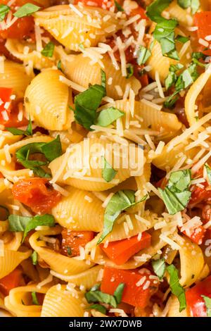 Italienische hausgemachte Chonchiglie-Pasta mit Tomaten und Basilikum Stockfoto