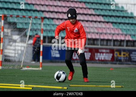 Kiew, Ukraine. März 2024. Ein Jugendlicher des FC „Lokomotyv“ Kiew trainiert auf dem Fußballfeld während des Besuchs der Bürgermeisterin von Paris, Anne Hidalgo, im Stadion. Die Bürgermeisterin von Paris, Anne Hidalgo, besuchte Kiew und besuchte den FC Lokomotiv Kiew, dessen Sportkomplex durch einen russischen Raketenangriff am 23. Januar 2024 beschädigt wurde. Der Bürgermeister beobachtete, wie die Spieler verschiedener Altersgruppen auf dem Spielfeld trainieren, und machte am Ende ein gemeinsames Foto mit den Fußballspielern. (Foto: Aleksandr Gusev/SOPA Images/SIPA USA) Credit: SIPA USA/Alamy Live News Stockfoto