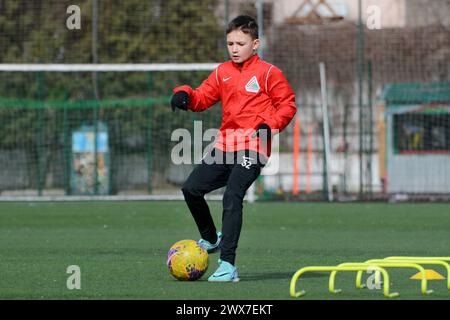 Kiew, Ukraine. März 2024. Ein Jugendlicher des FC „Lokomotyv“ Kiew trainiert auf dem Fußballfeld während des Besuchs der Bürgermeisterin von Paris, Anne Hidalgo, im Stadion. Die Bürgermeisterin von Paris, Anne Hidalgo, besuchte Kiew und besuchte den FC Lokomotiv Kiew, dessen Sportkomplex durch einen russischen Raketenangriff am 23. Januar 2024 beschädigt wurde. Der Bürgermeister beobachtete, wie die Spieler verschiedener Altersgruppen auf dem Spielfeld trainieren, und machte am Ende ein gemeinsames Foto mit den Fußballspielern. (Foto: Aleksandr Gusev/SOPA Images/SIPA USA) Credit: SIPA USA/Alamy Live News Stockfoto