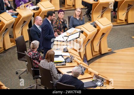 Edinburgh, Großbritannien. März 2024. Edinburgh, Schottland, Großbritannien. 28. März 2024PICTED: Humza Yousaf MSP, erster Minister von Schottland und Führer der Schottischen Nationalpartei (SNP). Szenen innerhalb des schottischen Parlaments während der letzten wöchentlichen Sitzung der First Minister Fragen vor der Osterpause und nur wenige Tage bevor das Gesetz über Hassverbrechen in Schottland Gesetz wird. Credit: Colin D Fisher Credit: Colin Fisher/Alamy Live News Stockfoto