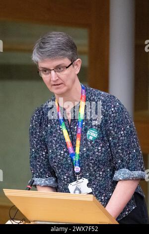 Edinburgh, Großbritannien. März 2024. Edinburgh, Schottland, Großbritannien. 28. März 2024: Maggie Chapman MSP, Schottische Grüne Partei. Szenen innerhalb des schottischen Parlaments während der letzten wöchentlichen Sitzung der First Minister Fragen vor der Osterpause und nur wenige Tage bevor das Gesetz über Hassverbrechen in Schottland Gesetz wird. Credit: Colin D Fisher Credit: Colin Fisher/Alamy Live News Stockfoto