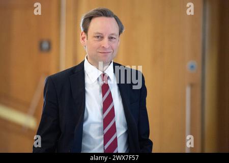 Edinburgh, Großbritannien. März 2024. Edinburgh, Schottland, Großbritannien. 28. März 2024: Stephen Kerr MSP, Schottische Konservative Partei. Szenen innerhalb des schottischen Parlaments während der letzten wöchentlichen Sitzung der First Minister Fragen vor der Osterpause und nur wenige Tage bevor das Gesetz über Hassverbrechen in Schottland Gesetz wird. Credit: Colin D Fisher Credit: Colin Fisher/Alamy Live News Stockfoto