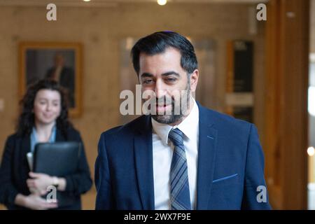 Edinburgh, Großbritannien. März 2024. Edinburgh, Schottland, Großbritannien. 28. März 2024PICTED: Humza Yousaf MSP, erster Minister von Schottland und Führer der Schottischen Nationalpartei (SNP). Szenen innerhalb des schottischen Parlaments während der letzten wöchentlichen Sitzung der First Minister Fragen vor der Osterpause und nur wenige Tage bevor das Gesetz über Hassverbrechen in Schottland Gesetz wird. Credit: Colin D Fisher Credit: Colin Fisher/Alamy Live News Stockfoto