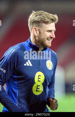 STUART ARMSTRONG, professioneller Fußballspieler, spielt für die schottische Nationalmannschaft. Bild, das während einer Schulung und einer Aufwärmsitzung bei Hampden P aufgenommen wurde Stockfoto