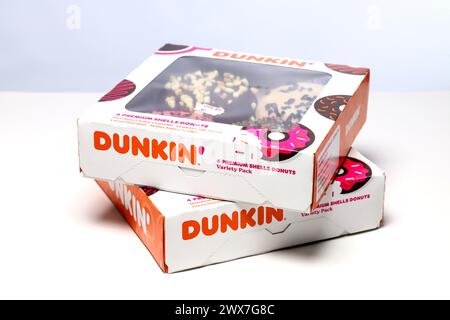 Dunkin' Donuts, eine Schachtel Donuts, isoliert auf weißem Atelierhintergrund. Stockfoto