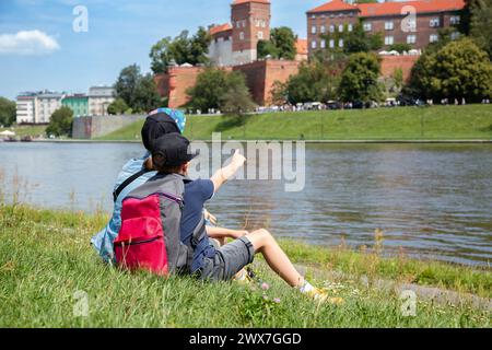 Frühling, Kinder schauen sich das Schloss an, Blick auf das Schloss Wawel am Ufer der Weichsel in Krakau, Polen, Wanderungen in Krakau Stockfoto