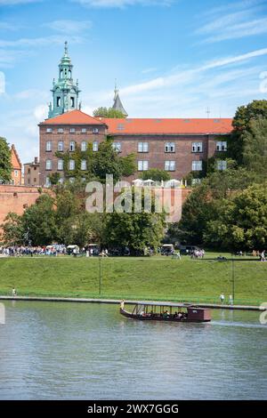 Frühling, Blick auf das Schloss Wawel am Ufer der Weichsel in Krakau, Polen, Touristenwanderungen in Krakau Stockfoto