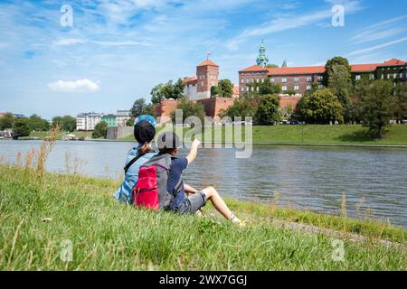 Frühling, Kinder schauen sich das Schloss an, Blick auf das Schloss Wawel am Ufer der Weichsel in Krakau, Polen, Wanderungen in Krakau Stockfoto