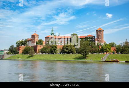 Frühling, Blick auf das Schloss Wawel am Ufer der Weichsel in Krakau, Polen, Touristenwanderungen in Krakau Stockfoto