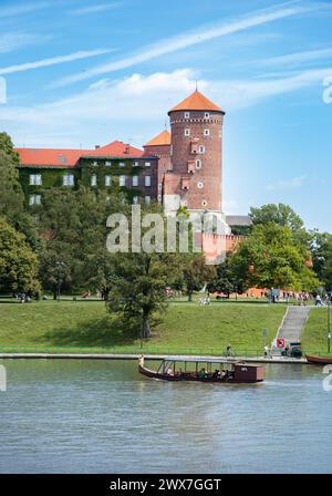 Frühling, Blick auf das Schloss Wawel am Ufer der Weichsel in Krakau, Polen, Touristenwanderungen in Krakau Stockfoto