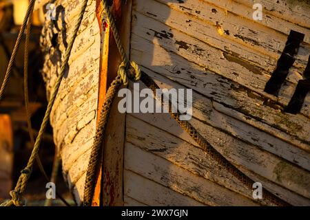 Sonnenaufgang auf einem alten hölzernen Fischerboot. Stockfoto