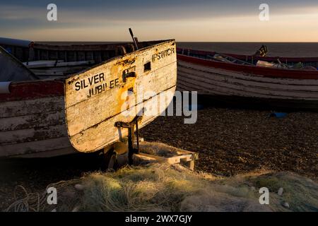 Boote bei Sonnenaufgang am Aldeburgh Beach, Suffolk. Stockfoto