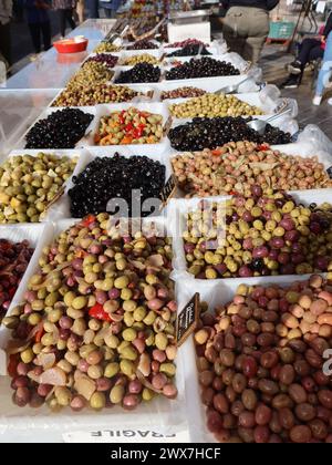 Nahaufnahme der Ausstellung verschiedener Olivensorten zum Verkauf an einem Stand auf dem Cours Saleya Markt in Nizza. Stockfoto