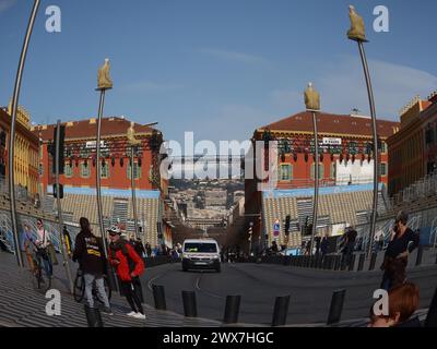 Blick aus der Fischperspektive auf den Place Massena im Zentrum von Nizza mit den gestuften Sitzgelegenheiten für den Winterkarneval auf beiden Seiten der Hauptstraße und der Straßen Stockfoto