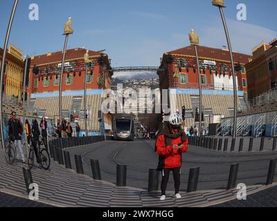 Blick aus der Fischperspektive auf den Place Massena im Zentrum von Nizza mit den gestuften Sitzgelegenheiten für den Winterkarneval auf beiden Seiten der Hauptstraße und der Straßen Stockfoto