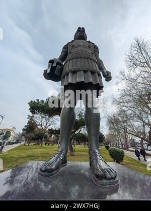 Philipp II. Von Mazedon: Architekt der antiken Macht. Die Bronzestatue mit Helm in der rechten Hand. Hoch stehend, Konzept. Mazedonischer Königskrieger. Stockfoto