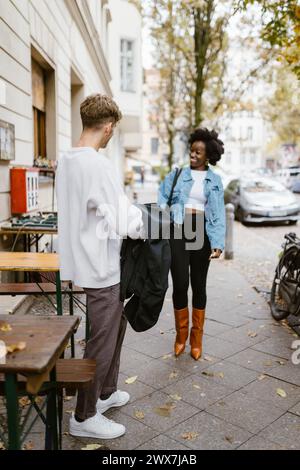 Multiethnische Paare treffen sich beim ersten Date in der Stadt Stockfoto